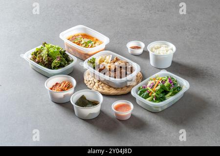 Koreanisches Essen, Rippchen, Gondre, Bulgogi, Cup Reis, Reis, Gemüse, Beilagen, Salat, Kimchi, Sojabohnenpaste, Knoblauch Stockfoto