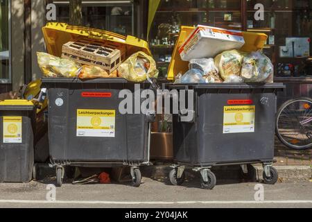 Überfüllte Abfallbehälter für leichte Verpackungen stehen auf der Straße, Deutschland, Europa Stockfoto