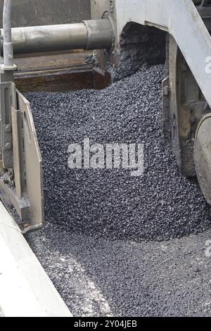 Pflasterung Straße mit Asphaltstraße arbeitet mit Belag Maschine Stockfoto