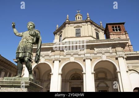 Die Basilika des Heiligen Lorenzo und die Statue des Kaisers Konstantin in Mailand. Aus dem 4. Jahrhundert n. Chr. stammt die Basilika Chiesa di Stockfoto