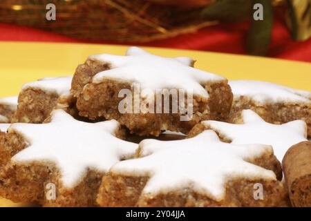 Zimtstern-Kekse sind typisch deutsche und schweizer Weihnachtskekse Stockfoto