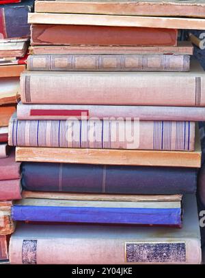 Große Stapel Bücher auf Flohmarkt Stockfoto