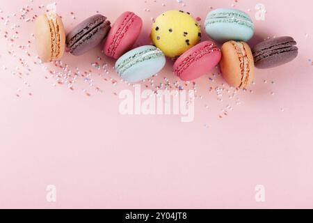 Bunte französische Macarons auf rosa Hintergrund traditionelle Dessert in Frankreich Stockfoto