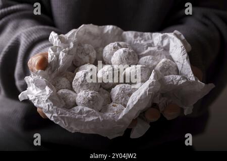 Traditionelle Weihnachtskekse mit Mandeln, Schneebälle in den Händen Stockfoto