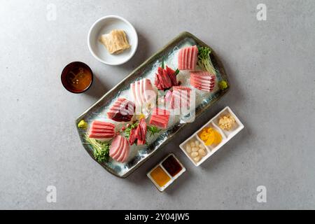 Japanisches Essen, Thunfisch, Sashimi, Garnelen, frittiertes Essen, Sojasauce Garnelen, kalte Buchweizennudeln, Stockfoto