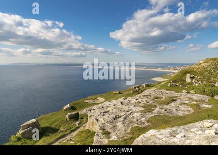 South West Coast Path auf der Isle of Portland, in Richtung Fortuneswell und Chesil Beach mit Weymouth im Hintergrund, Jurassic Coast, Dorset, Stockfoto