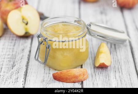 Portion hausgemachter Apfelmus (selektiver Fokus, Nahaufnahme) auf Vintage-Hintergrund Stockfoto