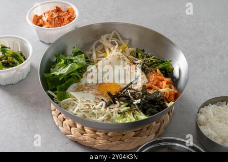 Thunfisch, Kimbap, koreanisches Essen, gebratenes scharfes Schweinefleisch, Reis mit Reis, Tintenfisch, Bibimbap, Jjolmyeon Stockfoto