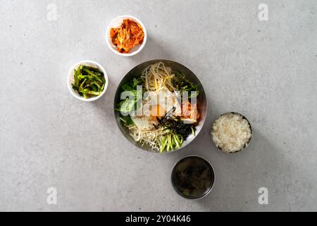 Thunfisch, Kimbap, koreanisches Essen, gebratenes scharfes Schweinefleisch, Reis mit Reis, Tintenfisch, Bibimbap, Jjolmyeon Stockfoto