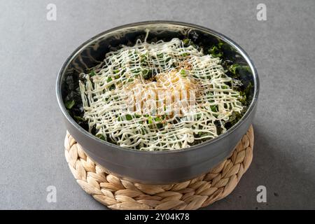 Klöße, Kraken, Königsgarnelen, frittiertes Essen, fliegende Fischrogen, Reisbällchen, Gemüse, Beilagen Stockfoto