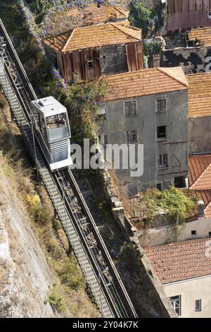 Porto, Portugal, 28. september 2018: Seilbahn Guindais, betrieben von der Metro do Porto Company, Europa Stockfoto