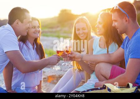 Gruppe von Freunden Toasten Champagner Sekt bei einer Relax Party Feier sammeln am Strand Stockfoto