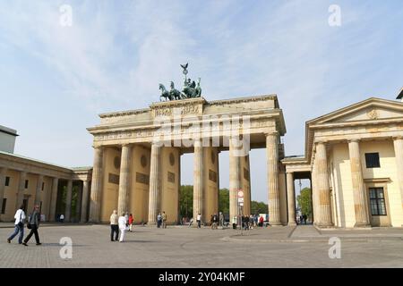 Berlin, 17. April 2009: Brandenburger Tor und die Quadriga-Bronzestatue. Das Stadttor heißt Brandenburger Tor. Es ist einer der Stockfoto