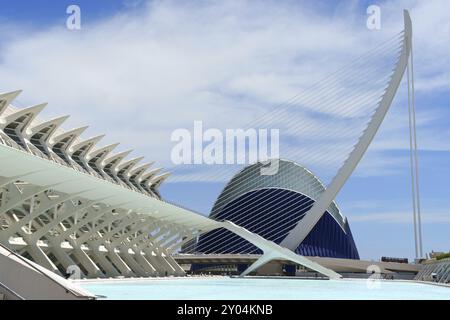 Valencia, Spanien, 01. Juni 2010: Detail des Museums der Wissenschaften Principe Felipe (links), Assut de l'Or-Brücke und im Hintergrund die Agora. Dies Stockfoto