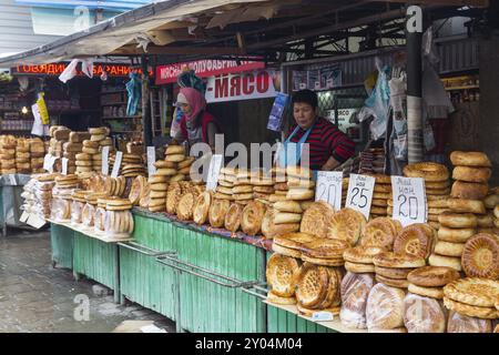 Bischkek, Kirgisistan, 2. Oktober 2014: Frauen verkaufen Brot auf dem Osh Bazar, Asien Stockfoto