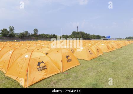 Roskilde, Dänemark, 25. Juni 2016: Reihen von orangen Zelten beim Roskilde Festival 2016, Europa Stockfoto