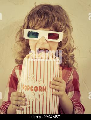 Junge, der Popcorn in der Hand hält. Kinokonzept. Retro-STYLE Stockfoto