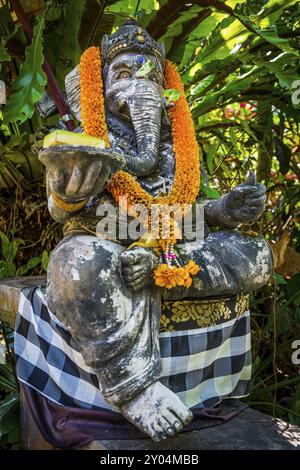 Traditionelles Ganesha, Opfergabe, Geschenk, Opfer, Hinduismus, Ganesha, Elefantenfigur, Statue, Tempel, Religion, Weltreligion, Gott, Elefant, Skulptur Stockfoto