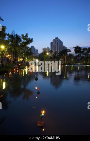 Krathong-Boote schweben auf dem See im Lumpini Park während des Festivals von Loi Krathong in Bangkok, Thailand, Asien Stockfoto