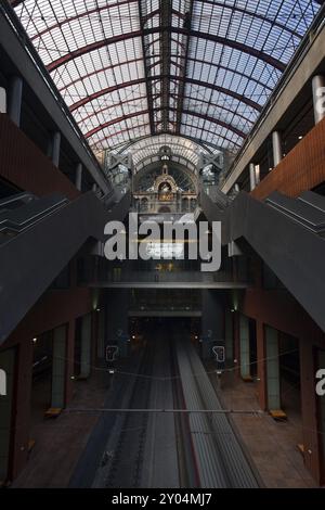 Ein Zug fährt durch die unterste Ebene des wunderschön verzierten Centraal-Bahnhofs von Antwerpen Stockfoto