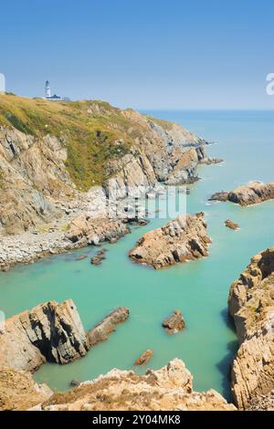 Eine wunderschöne Bucht und felsige Klippen unterstützen den Dongju Leuchtturm entlang der Küste der Insel Juguang auf den Matsu-Inseln in Taiwan. Vertikal Stockfoto