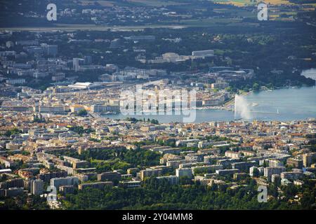 Ein wunderschöner Blick aus der Luft auf die Stadt Genf und den Genfer See mit seinem Jet d'Eau Wasserbrunnen in der Schweiz Stockfoto