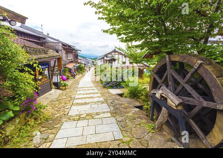 Magome, Japan, 30. Juni 2015: Japanische Touristen besuchen ein Restaurant, das in restaurierten Holzgebäuden auf einem traditionellen Steinweg auf dem alten Mago untergebracht ist Stockfoto