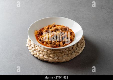 Klöße, Kraken, Königsgarnelen, frittiertes Essen, fliegende Fischrogen, Reisbällchen, Gemüse, Beilagen Stockfoto