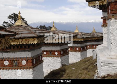 Blick nach Norden in Richtung der über 7000 m hohen Berge von den 108 Khangzang Namgyal Chortens, Dochula Pass, Bhutan, Asien Stockfoto