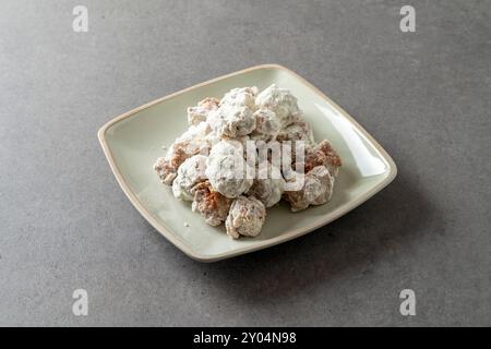 Süß-saures Huhn, Käse, würzig, Honig, Butter, frittierte Süßkartoffelstäbchen, Käsestäbchen, Käsekugel Stockfoto