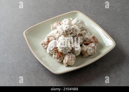 Süß-saures Huhn, Käse, würzig, Honig, Butter, frittierte Süßkartoffelstäbchen, Käsestäbchen, Käsekugel Stockfoto