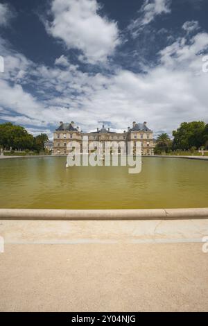 Der majestätische Luxemburger Palast und die Wasserfontäne befinden sich im Herzen der Jardin du Luxembourg, einem öffentlichen Park in Paris, Frankreich, Europa Stockfoto