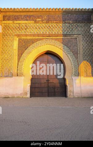 Goldene Stunde zentriert Bab Al Mansour Tor in der Altstadt, der Medina von Meknes, Marokko. Vertikale Stockfoto