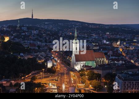 Slowakei, Bratislava, Hauptstadt abendliche Stadtlandschaft mit St. Martin Kathedrale in der Altstadt, Europa Stockfoto