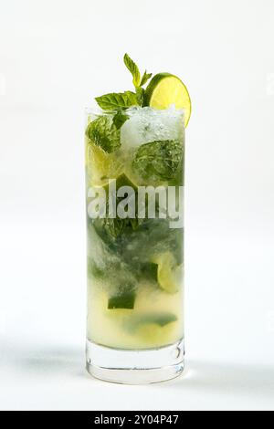 Mojito-Cocktail mit Limette und Minze in kristallklarem Glas Stockfoto