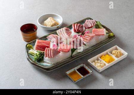 Japanisches Essen, Thunfisch, Sashimi, Garnelen, frittiertes Essen, Sojasauce Garnelen, kalte Buchweizennudeln, Stockfoto