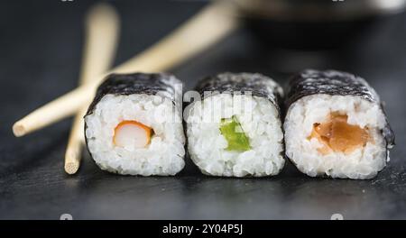 Frisch gemacht auf einem Vintage suchen Schiefer Tafel Sushi (Tiefenschärfe) Stockfoto