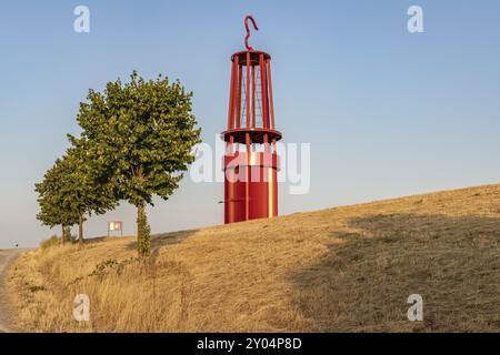 Moers, Nordrhein-Westfalen, Deutschland, 3. August 2018: Das Geleucht, ein Denkmal für eine Bergarbeiterlampe an der Bachspitze Rheinpreussen, Europa Stockfoto