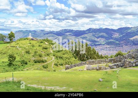 Landschaft von Saqsaywaman mit der Statue von Jesus Christus und Luftaufnahme der Stadt Cusco in Peru Stockfoto