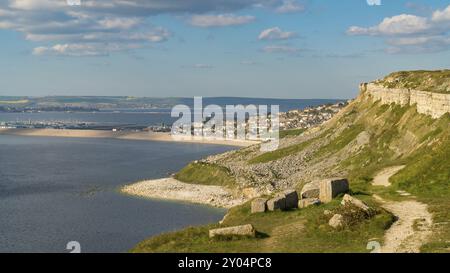 South West Coast Path auf der Isle of Portland, in Richtung Fortuneswell und Chesil Beach mit Weymouth im Hintergrund, Jurassic Coast, Dorset, Stockfoto