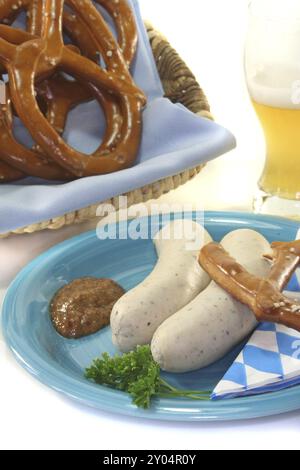 Weißwurst mit süßem Senf und Brezeln vor weißem Hintergrund Stockfoto