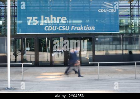 Festakt 75 Jahre CDU/CSU Bundestagsfraktion Besucherinnen und Besucher auf dem Weg zum Festakt zu 75 Jahre CDU/CSU Bundestagsfraktion im Bonner Plenarsaal, Bonn, 01.09.2024 Bonn Nordrhein-Westfalen Deutschland *** Festakt zum 75-75 jährigen Bestehen der CDU CSU Bundestagsfraktion im Bonner Plenarsaal, Bonn, 01 09 2024 Bonn Nordrhein-Westfalen Deutschland Stockfoto