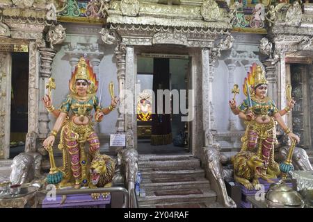 Singapur, Singapur, 31. Januar 2015: Statuen am Eingang des Hindu-Tempels im Bezirk Little India, Asien Stockfoto