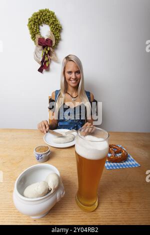 Bayerisches Weizenbier und Brezel Stockfoto