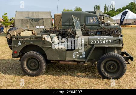 Nahaufnahme eines alten Militär-Jeeps in einer öffentlichen Ausstellung und Nachstellung des Weltkriegs Stockfoto