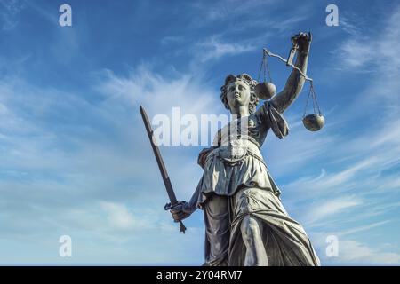 Justitia Denkmal in Frankfurt römerberg niedrigen Winkel Stockfoto