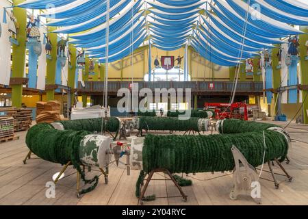 MÜNCHEN, DEUTSCHLAND - AUGUST 30: Einrichtung des jährlichen Oktoberfestes in München am 30. August 2024. Letzte Arbeiten an der Innenseite des Ochsenbraterei-Zelt Stockfoto