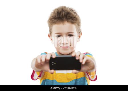 Kleiner lächelnder Kinderjunge Hand, der Handy oder Smartphone hält, macht Selfie Porträt Foto weiß isoliert Stockfoto