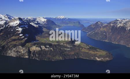 Atemberaubende Aussicht vom Mount Fronalpstock, Stoos. Vierwaldstattersee und Berge. Frühlingsszene in den Schweizer Alpen Stockfoto