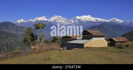 Häuser in der Nähe von Ghale Gaun und schneebedeckten Manaslu Range. Ländliche Szene in Nepal Stockfoto